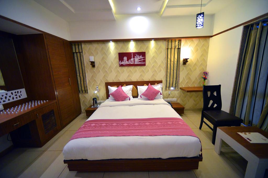 The Grand Imperial Hotel Morbi Eksteriør billede